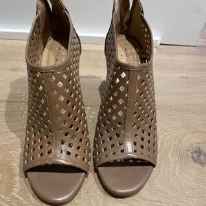 Tahari high heel shoes